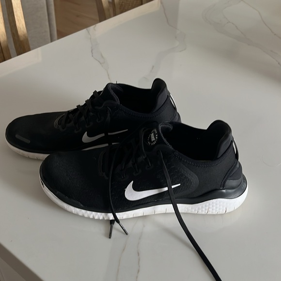 Nike Free Runs - Picture 2 of 4